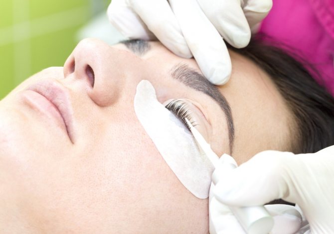 Сеанс ламинирования ресниц в салоне